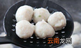 冷冻的鱼丸可以直接水煮吗 冷冻鱼丸冷水下锅煮多久