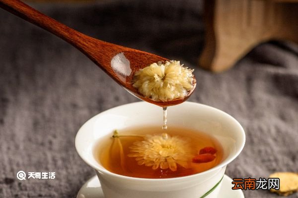 红茶加菊花茶泡水喝有什么功效 红茶加菊花茶泡水喝