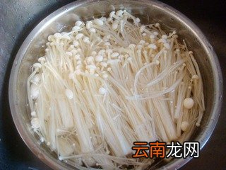 木耳烩金针菇的做法