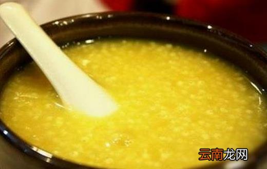 老人喝热姜粥能暖胃