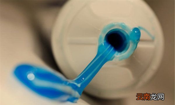 牙膏绿标和蓝标的区别，牙膏下面的黑条是啥意思