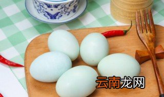 新鲜鸭蛋放在冰箱里可以保存多久 熟的鸭蛋放冰箱里保鲜可以吗