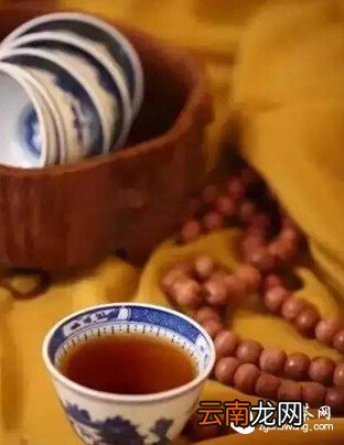 品茶：老茶煮制，嫩茶杯冲