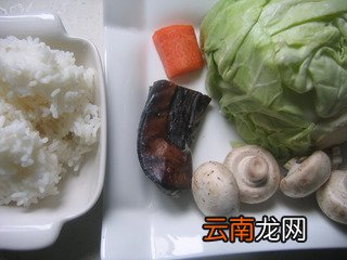 口蘑卷心菜肉炒饭的做法