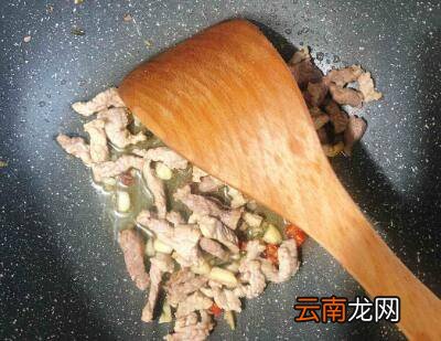 酸菜炒肉怎么做