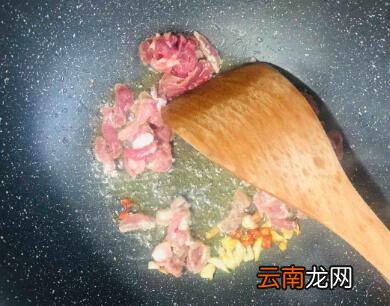 酸菜炒肉怎么做