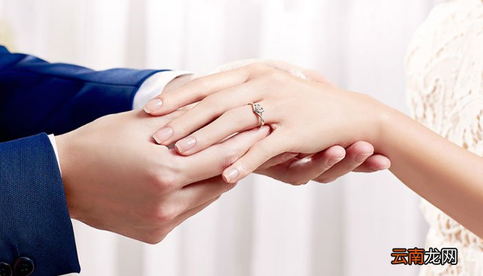 订婚戒指戴哪个手指 订婚戒指戴左手还是右手