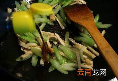 素炒芹菜怎么炒好吃