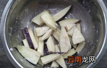 茄子炒咸蛋黄怎么做