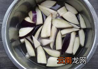 茄子炒咸蛋黄怎么做