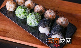 用保鲜膜怎么做饭团 保鲜膜做饭团步骤