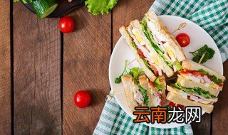 保鲜膜怎么卷三明治紧实，做三明治保鲜膜包裹窍门