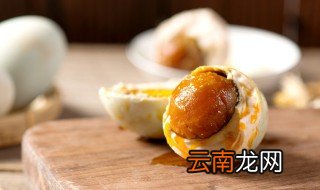 如何判断咸鸭蛋过期了 怎么分辨咸鸭蛋过没过期