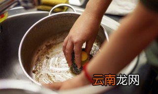 锅底的黑垢如何清洗 锅底的黑垢怎样清洗
