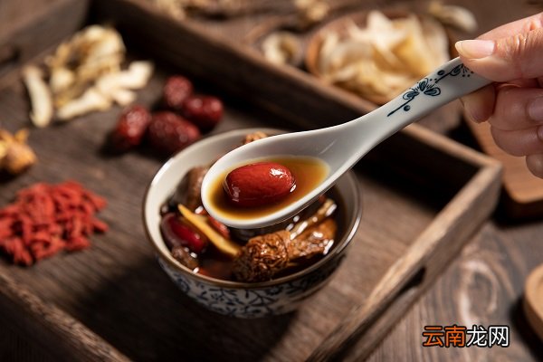 大姨妈来了喝红糖水的功效与作用 大姨妈来了喝红糖水的功效