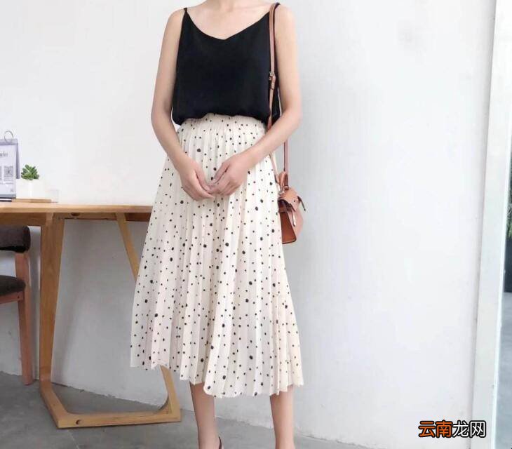 波点裙搭配什么上衣