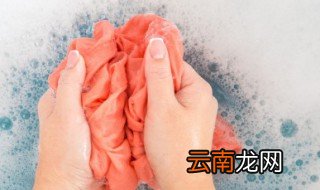 污渍弄到衣服上怎么办 污渍弄到衣服上解决方法