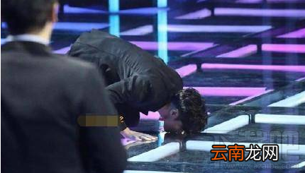 张艺兴跪下视频在哪里看 张艺兴跪下视频完整版地址