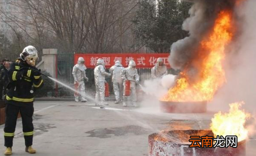 灭火人员应站在什么风口,灭火时人应该站在上风还是下风