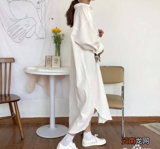白色长款衬衣裙怎么搭配