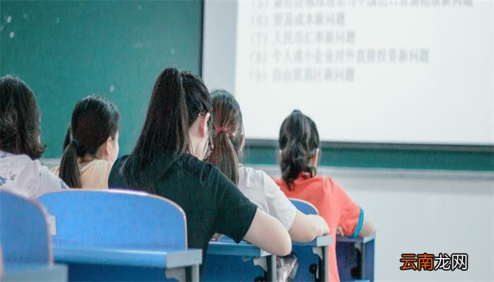台式连接投影仪如何显示两个屏幕 台式连接投影仪怎么显示两个屏幕