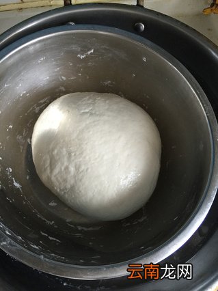 韭菜鸡蛋肉包子的做法