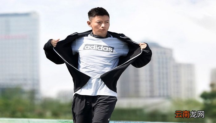 阿迪达斯衣服怎么辨别真假高仿阿迪衣服跟正品区别