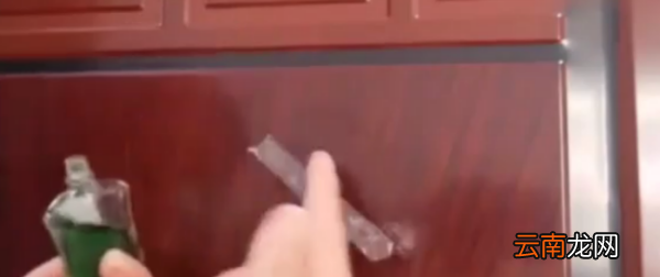 窗框上的胶带风化了怎么除去，窗框上的保护膜久了如何去除