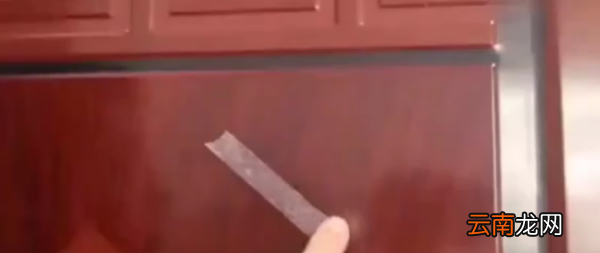 窗框上的胶带风化了怎么除去，窗框上的保护膜久了如何去除