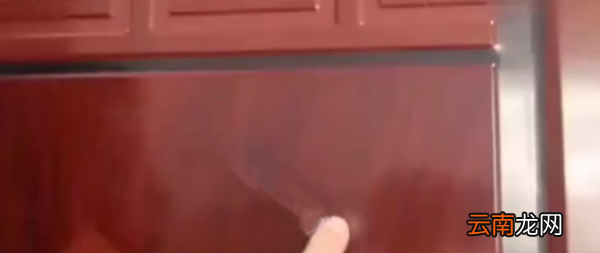 窗框上的胶带风化了怎么除去，窗框上的保护膜久了如何去除