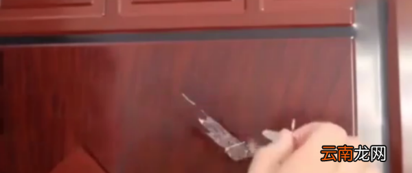 窗框上的胶带风化了怎么除去，窗框上的保护膜久了如何去除