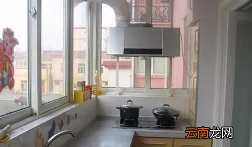 开油烟机要不要关窗户和门，使用抽油烟机时要不要关闭门窗