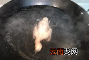 炖鸽子需要什么材料，炖鸽子汤放什么材料好吃最补身体