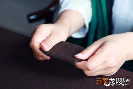 一针一线织茶巾，千折百叠炼茶心