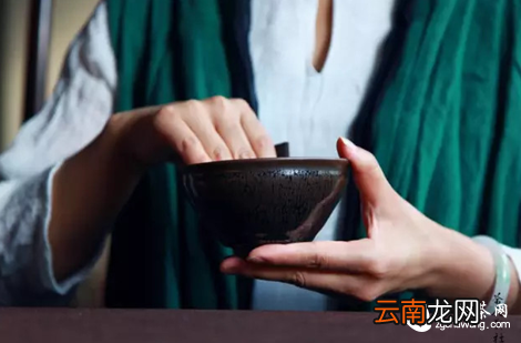 一针一线织茶巾，千折百叠炼茶心