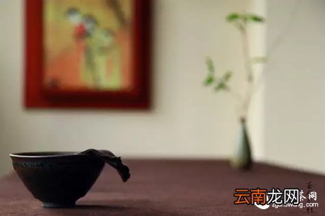 一针一线织茶巾，千折百叠炼茶心