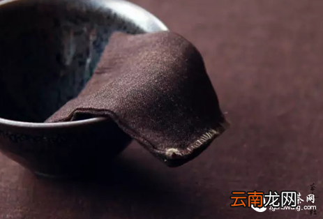 一针一线织茶巾，千折百叠炼茶心