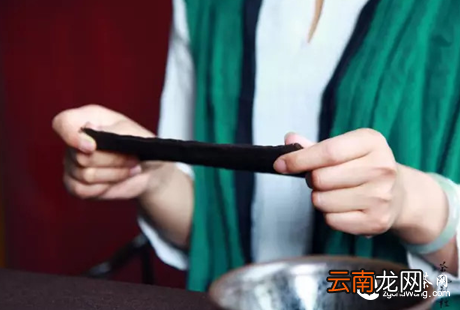 一针一线织茶巾，千折百叠炼茶心