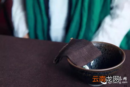 一针一线织茶巾，千折百叠炼茶心