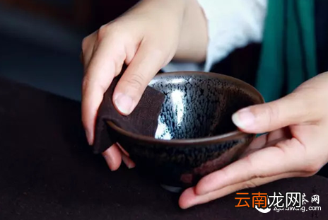 一针一线织茶巾，千折百叠炼茶心