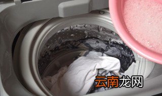 洗衣机洗衣服有很多块状污垢粘在衣服上 机洗衣服有污垢粘在衣服上解决方法