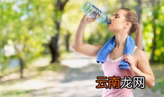 一天喝多少水才能减肥 喝水能减肥吗