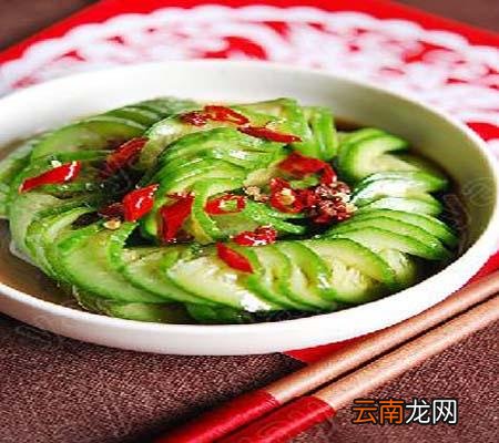 外婆做黄瓜，不放一滴油，只需配上此食材，五分钟上桌孩子抢着吃
