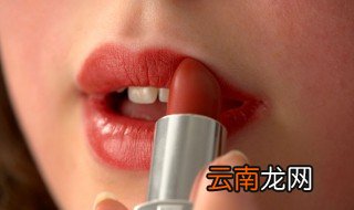 秋冬用唇釉还是口红好 冬天适合涂什么样的口红呢