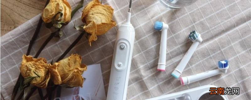 电动牙刷刷牙的时候手要不要动