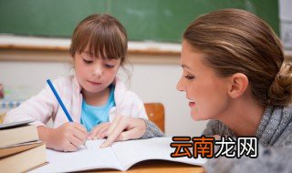 坐下的英语怎么读 如何用英语表达坐下