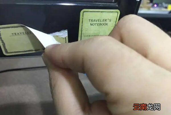 塑料胶带留下的痕迹怎样去除，肚子上胶布留下的胶痕怎么去除