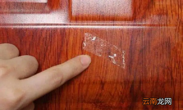 塑料胶带留下的痕迹怎样去除，肚子上胶布留下的胶痕怎么去除