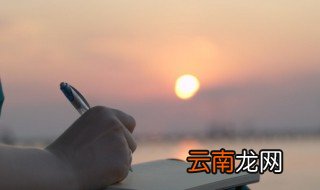 典尽客衣三尺雪炼精诗句一头霜的意思 典尽客衣三尺雪炼精诗句一头霜的解释