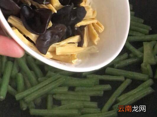 木耳炒鸡肉怎么炒好吃